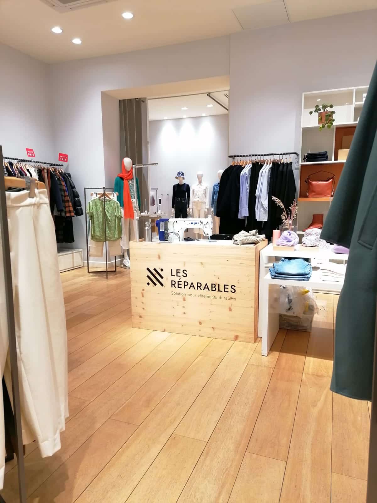 Réparation des vêtements et des chaussures : un réflexe essentiel, qui entre peu à peu dans les mœurs des Français.