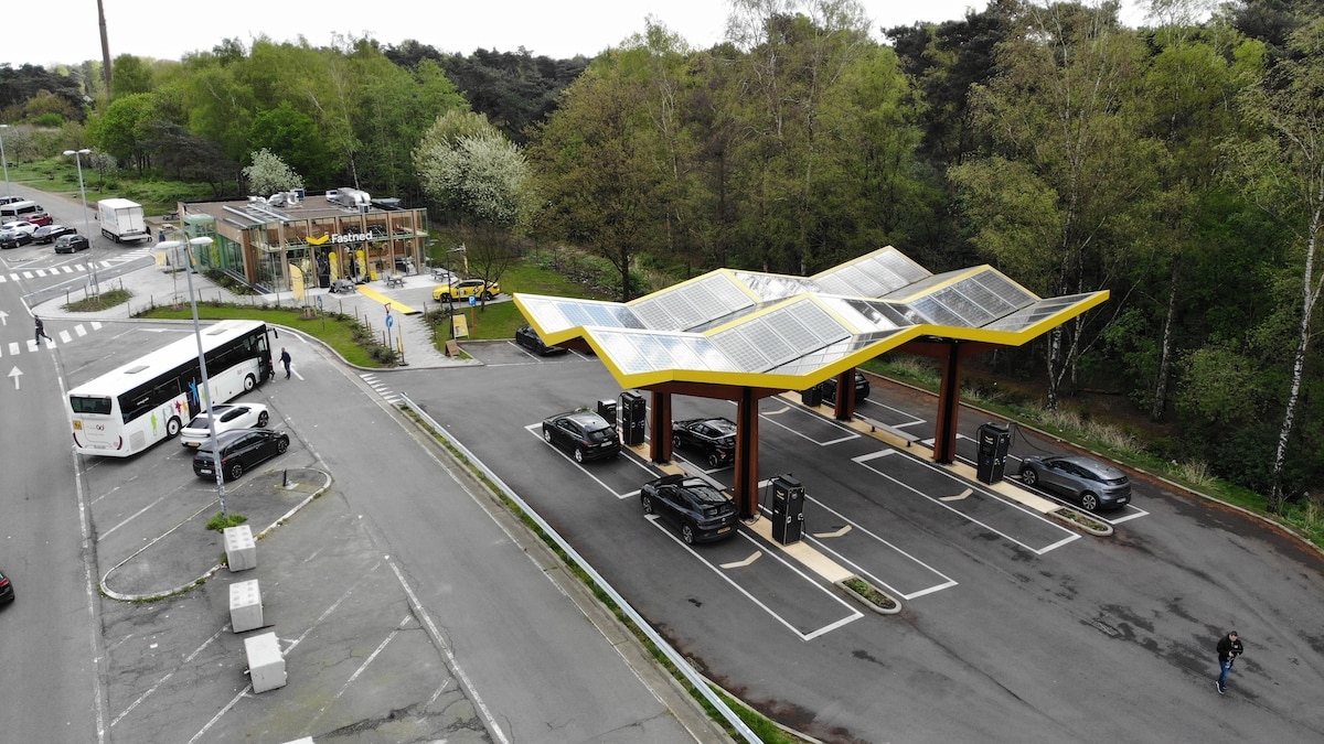 Fastned ouvre sa 1re station-service autoroutière en Belgique et offre un aperçu de l'avenir de la recharge des véhicules électriques.